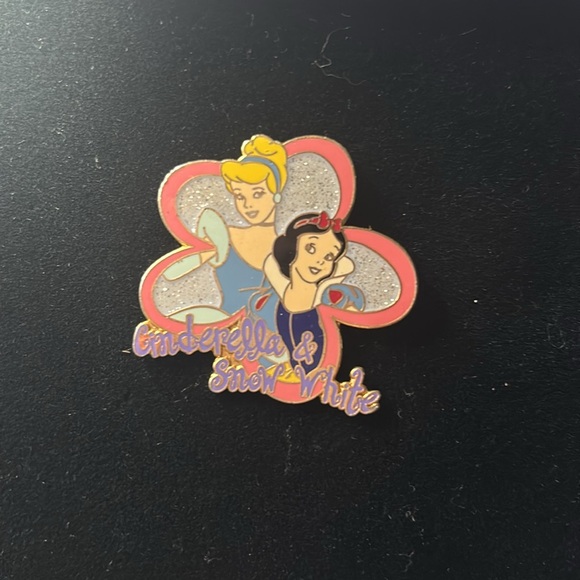 Disney World Trading Pin 2004 princess Cinderella & Snow White - Picture 2 of 5